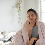 Halsschmerzen: Was hilft, wenn` es im Hals kratzt?