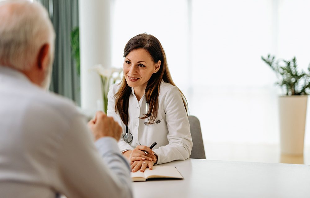 Arzt und Patient: Präzise Diagnose durch gute Kommunikation