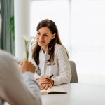 Arzt und Patient: Präzise Diagnose durch gute Kommunikation