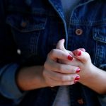 Ist Fingerknacken und Gelenke knacken schädlich?