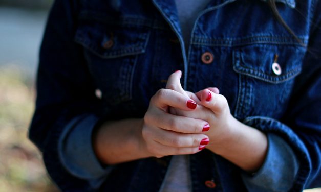 Ist Fingerknacken und Gelenke knacken schädlich?