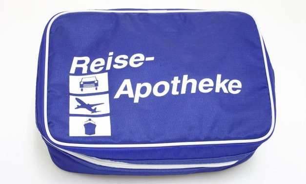 Reiseapotheke und Sonnenschutz: Was gehört ins Gepäck?
